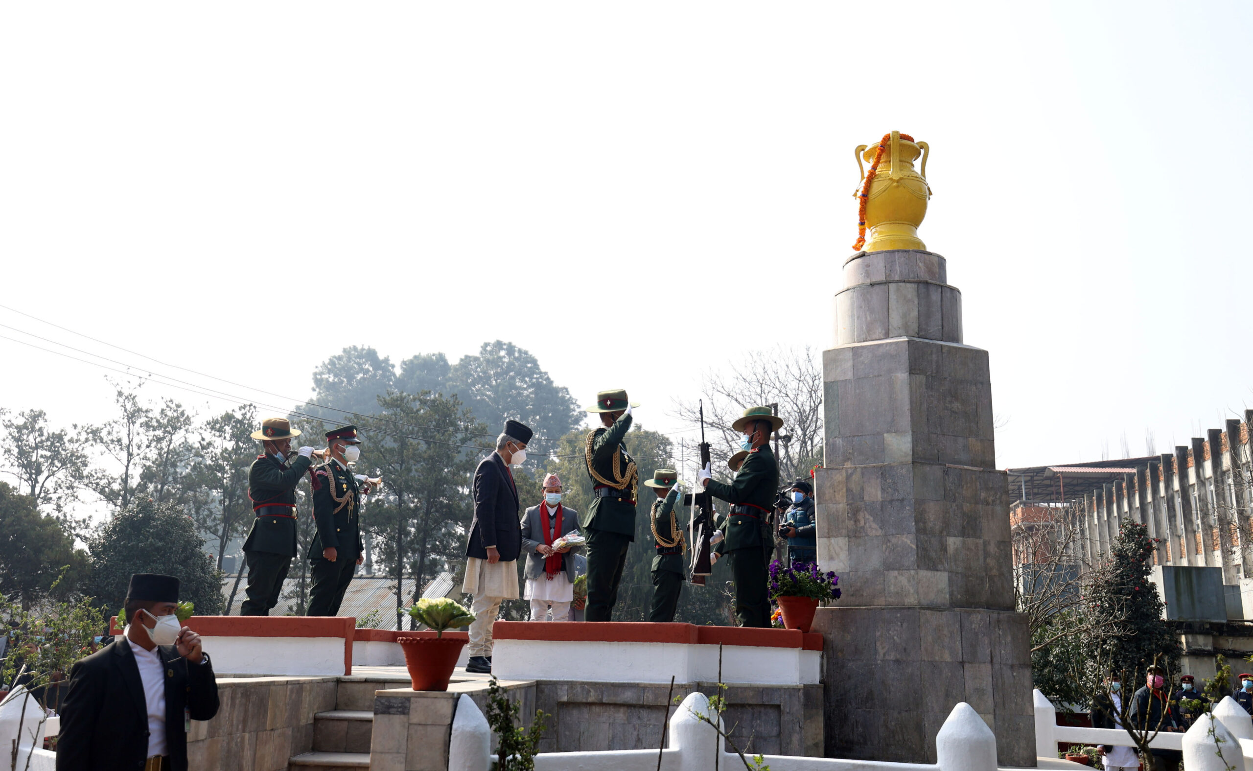 प्रधानमन्त्री शेरबहादुर देउवा सहिद दिवसका अवसरमा काठमाडौँको लैनचौरस्थित सहिद स्मारकमा सहिदप्रति सम्मान अर्पण गर्दै